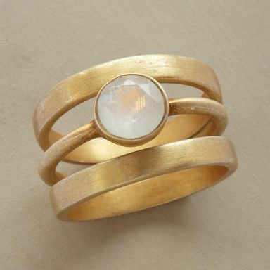 Vintage gold ring with moonstone inlay